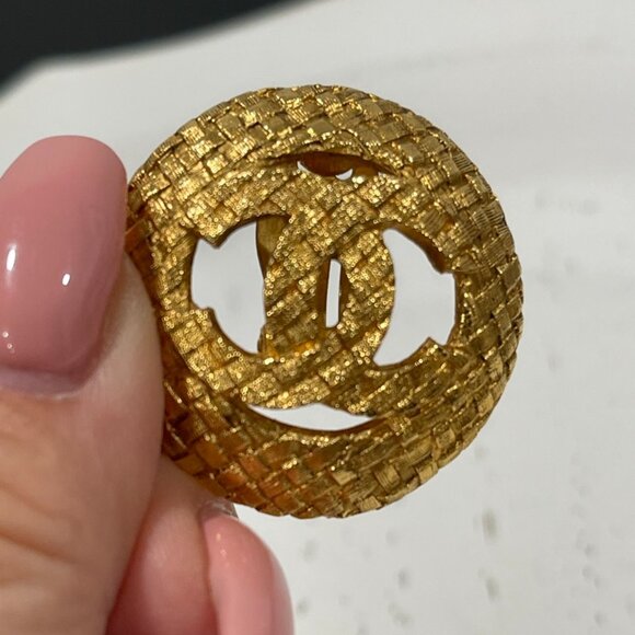 Chanel Button Lattice Vintage Matte Gold Clip On Earrings (JB1301) - Picture 2 of 4